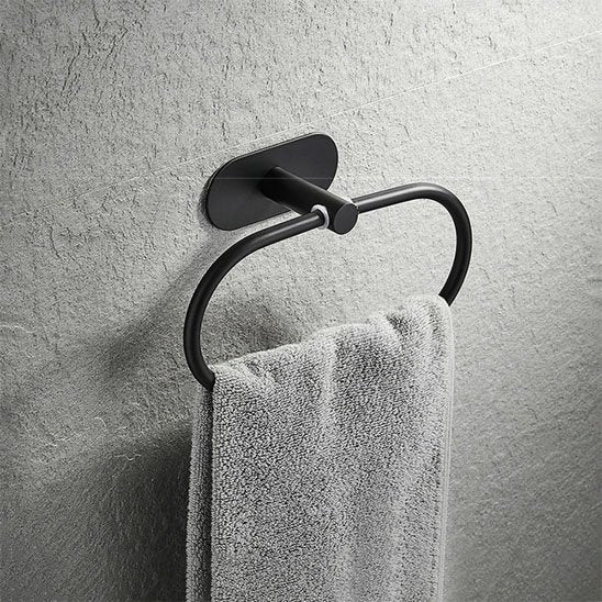 porte-serviette-ovale-noir-pratique